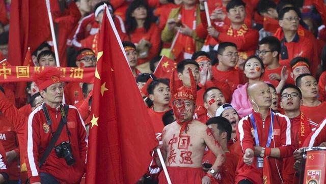似乎越来越多的观点认为滕哈赫不是能带领俱乐部走向辉煌未来的主帅，但也有人承认无人能解决当前曼联的混乱局面。